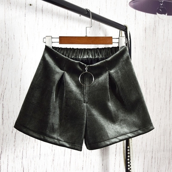 Модерни къси дамски панталони в различни цветове