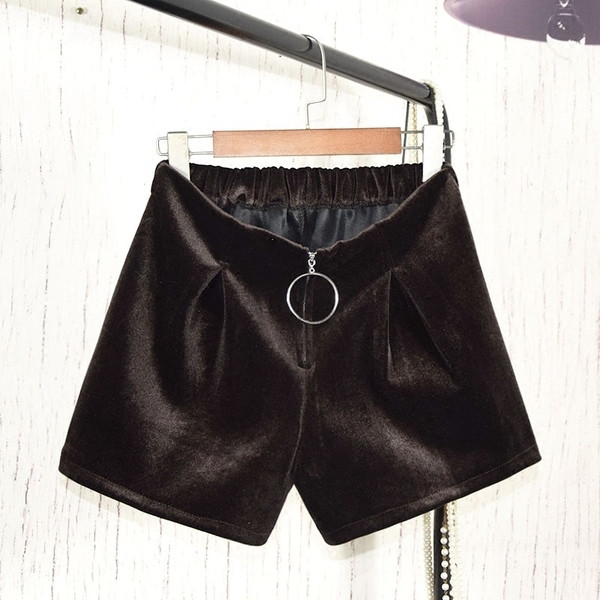 Модерни къси дамски панталони в различни цветове