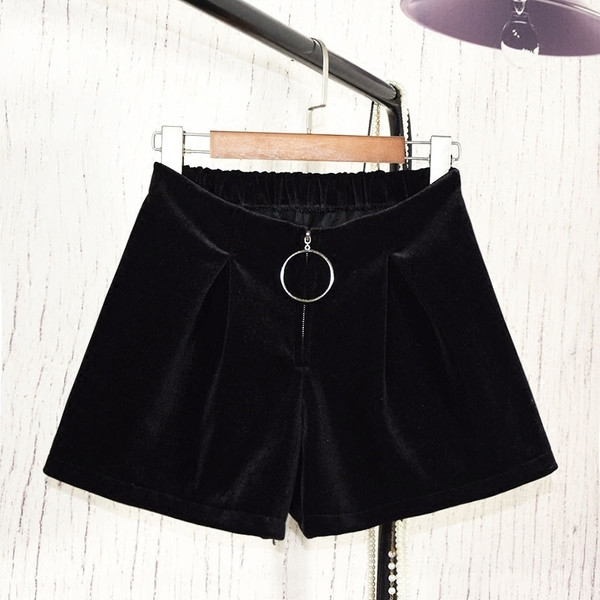 Модерни къси дамски панталони в различни цветове