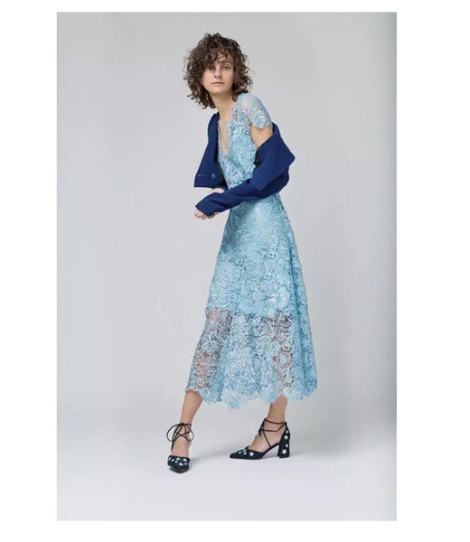 Спортно-елегантни заострени дамски обувки на ток с звезди в черен и тъмно син цвят 