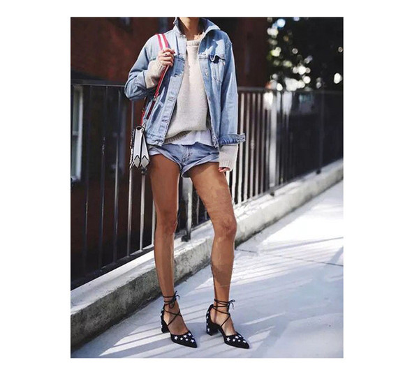 Спортно-елегантни заострени дамски обувки на ток с звезди в черен и тъмно син цвят 