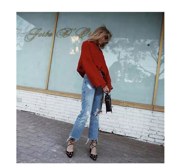 Спортно-елегантни заострени дамски обувки на ток с звезди в черен и тъмно син цвят 