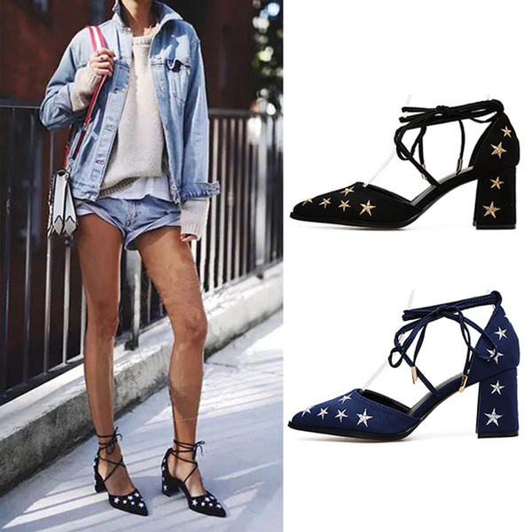 Спортно-елегантни заострени дамски обувки на ток с звезди в черен и тъмно син цвят 