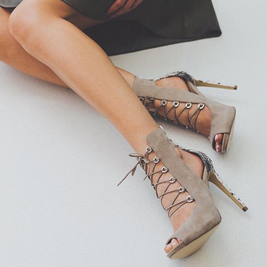 Стилни дамски сандали на ток с велур и еко кожа в два черен и бежов цвят