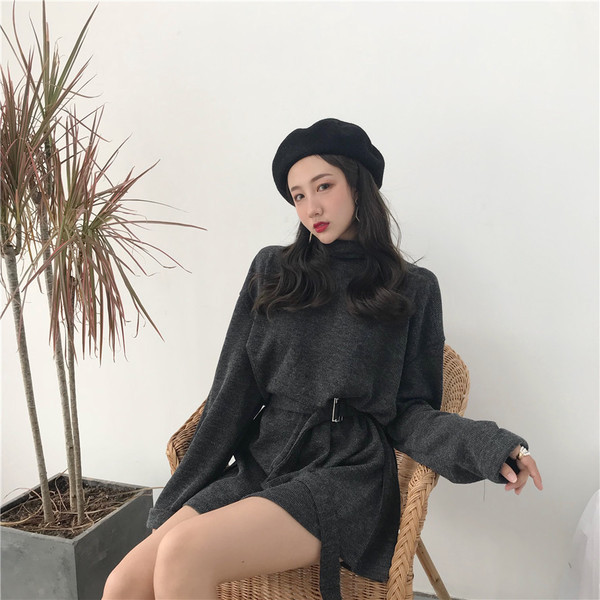 Семпла дамска рокля в свободен стил с колан и поло яка