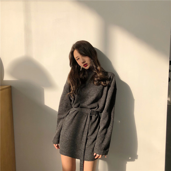 Семпла дамска рокля в свободен стил с колан и поло яка