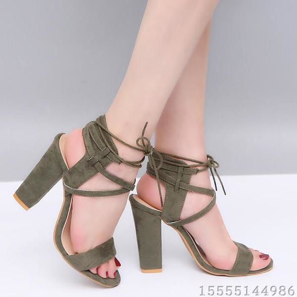 Ежедневни дамски сандали на ток  с каишки в различни цветове