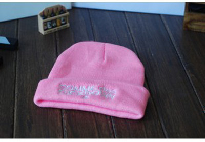 Ежедневна дамска шапка с интересен надпис в много цветове