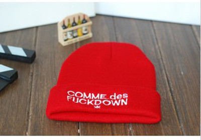 Ежедневна дамска шапка с интересен надпис в много цветове