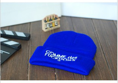 Ежедневна дамска шапка с интересен надпис в много цветове