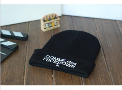 Ежедневна дамска шапка с интересен надпис в много цветове