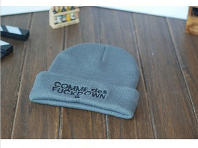 Ежедневна дамска шапка с интересен надпис в много цветове