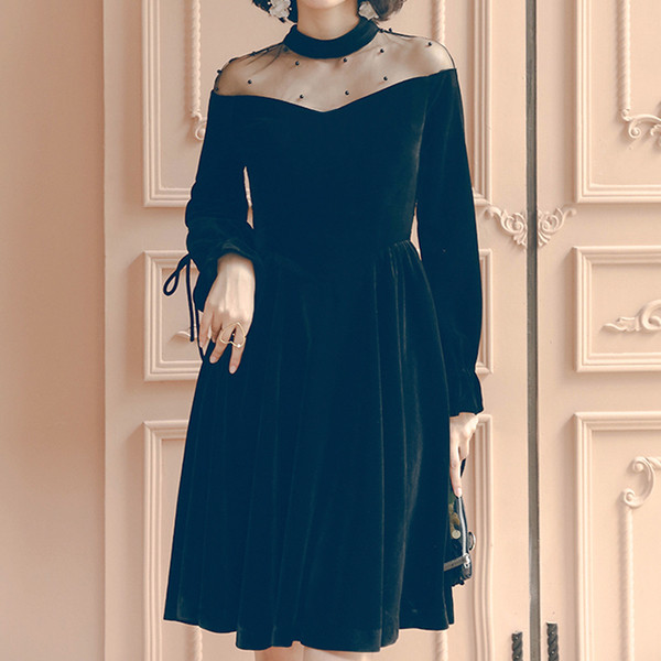 Елегантна дамска рокля в черен цвят в разкроен модел