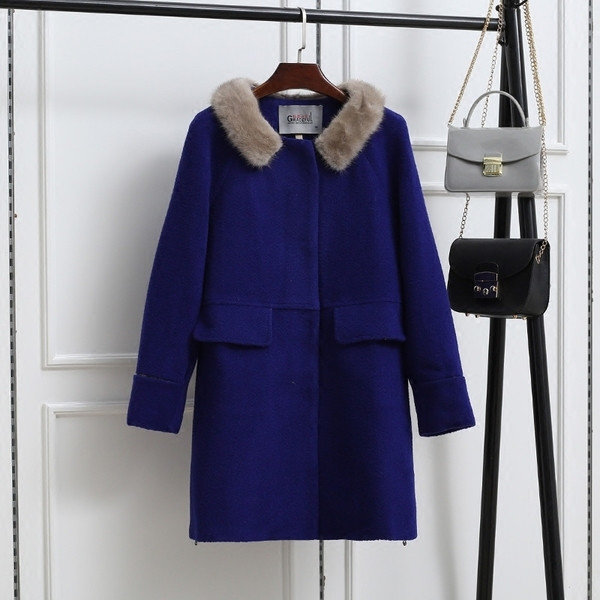 Стилно дамско палто с пух в син цвят