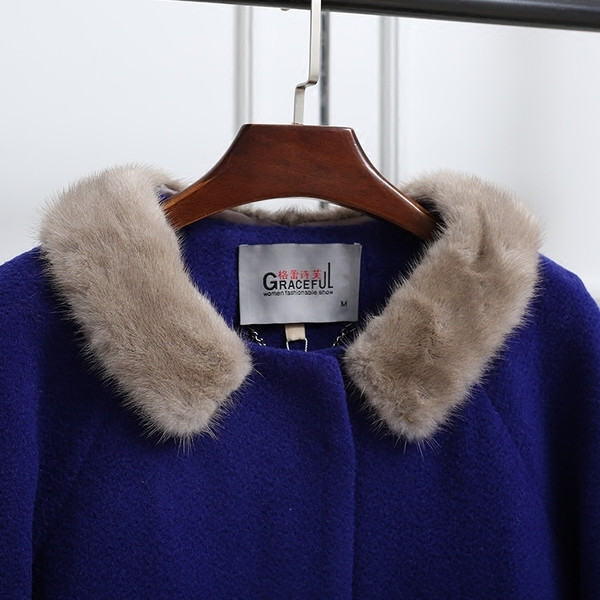 Стилно дамско палто с пух в син цвят