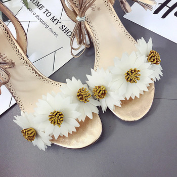 Нежни дамски сандали с 3D цветя в телесен цвят