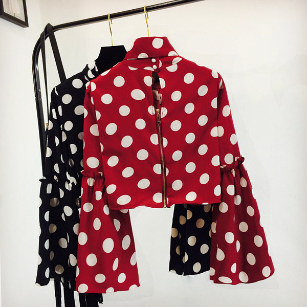 Елегантна скъсена дамска риза с разкроени ръкави и на точки