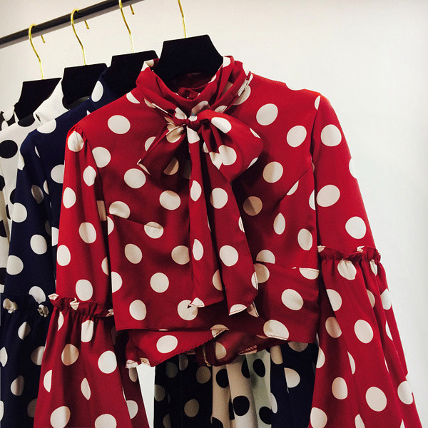 Елегантна скъсена дамска риза с разкроени ръкави и на точки