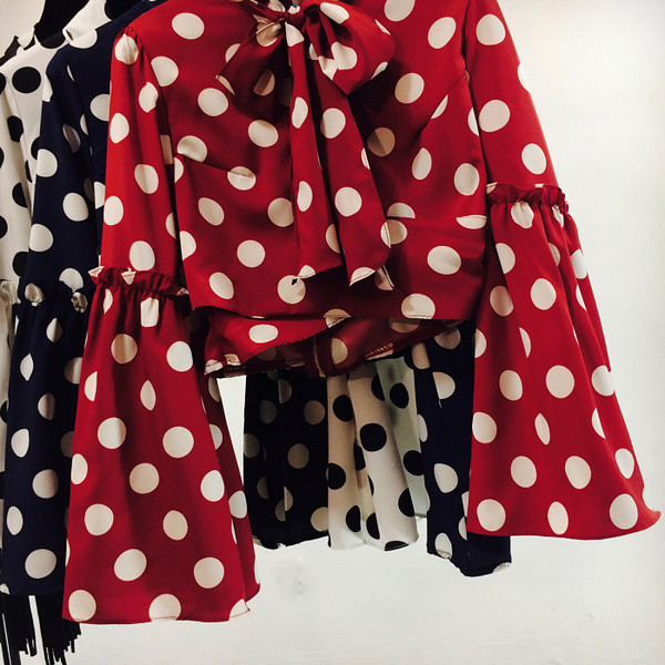 Елегантна скъсена дамска риза с разкроени ръкави и на точки