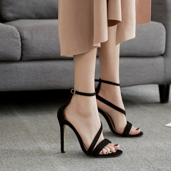 Стилни дамски сандали на висок ток в черен цвят 