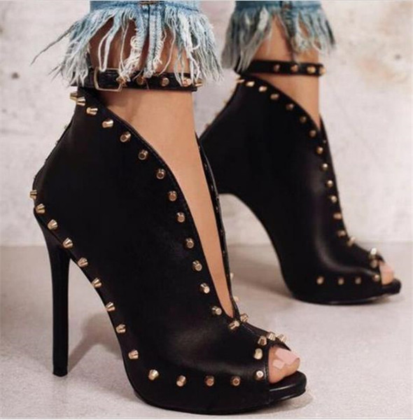 Стилни дамски обувки в черен цвят с декоративни нитове