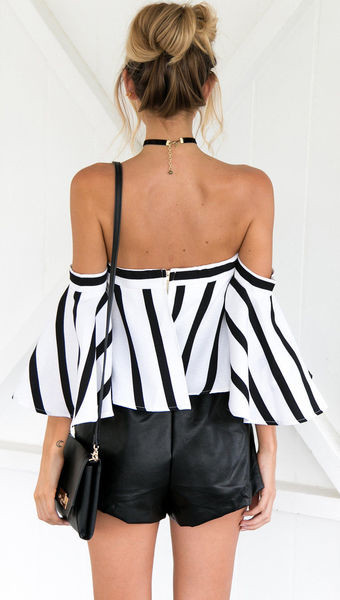 Нежна дамска блуза в черно-бял цвят тип райе 