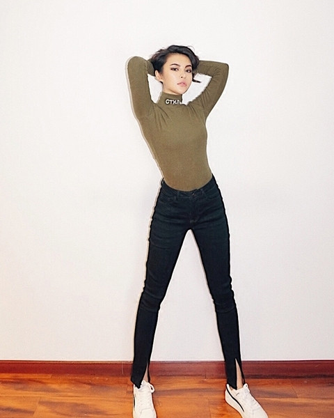 Дамски slim панталон в черен цвят 