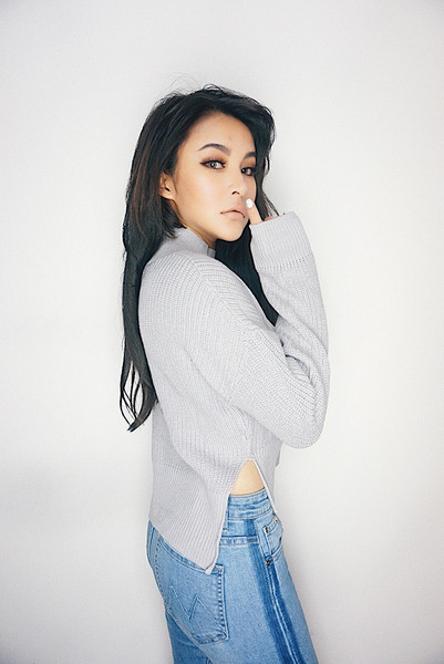 Семпъл скъсен дамски пуловер с поло яка в различни цветове