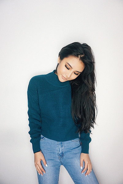 Семпъл скъсен дамски пуловер с поло яка в различни цветове