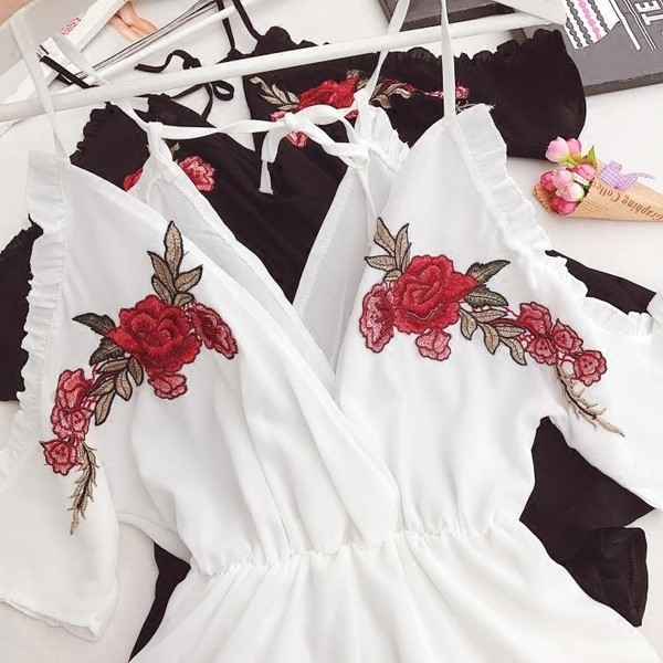 Нежен и ефирен летен гащеризон с бродерия в черен и бял цвят