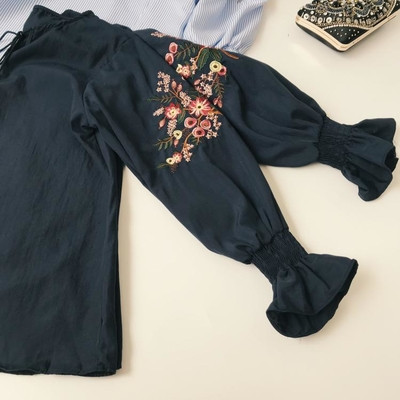 Bluză de damă elegantă cu broderie cu mâneci largi