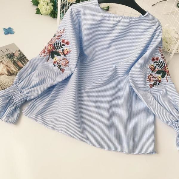 Стилна дамска блуза с бродерия с широки ръкави 