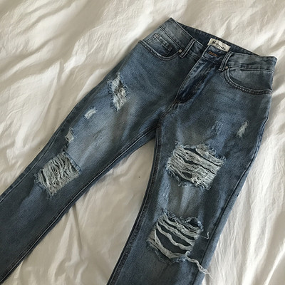 Blugi de damă eleganti într-un model rupt
