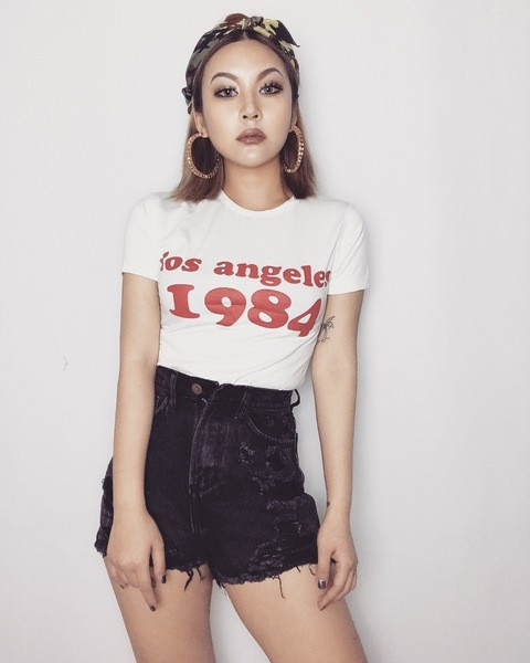 Стилни накъсани къси панталони за дамите с висока талия