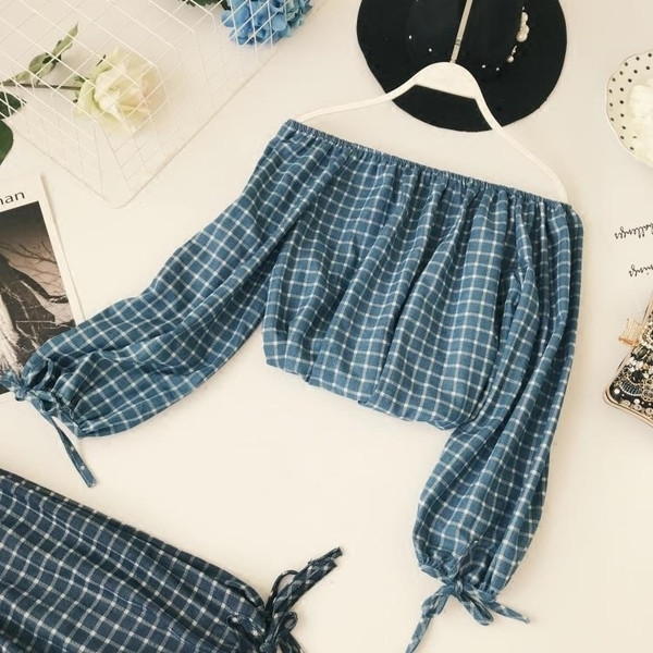 Карирана дамска блуза с паднали рамене в свободен стил 