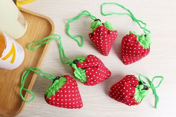 Сладка дамска сгъваема чанта ,подходяща както за пазаруване така и за плажа във формата на ягодка