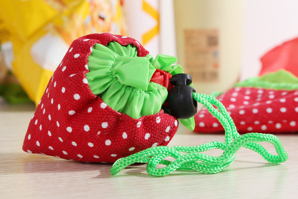 Сладка дамска сгъваема чанта ,подходяща както за пазаруване така и за плажа във формата на ягодка