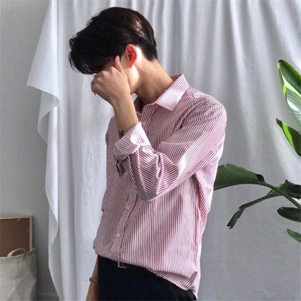 Елегантна мъжка риза на райе с V-образна яка 