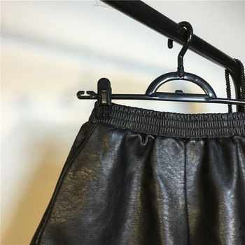 Стилни дамски  къси кожени панталони в черен цвят