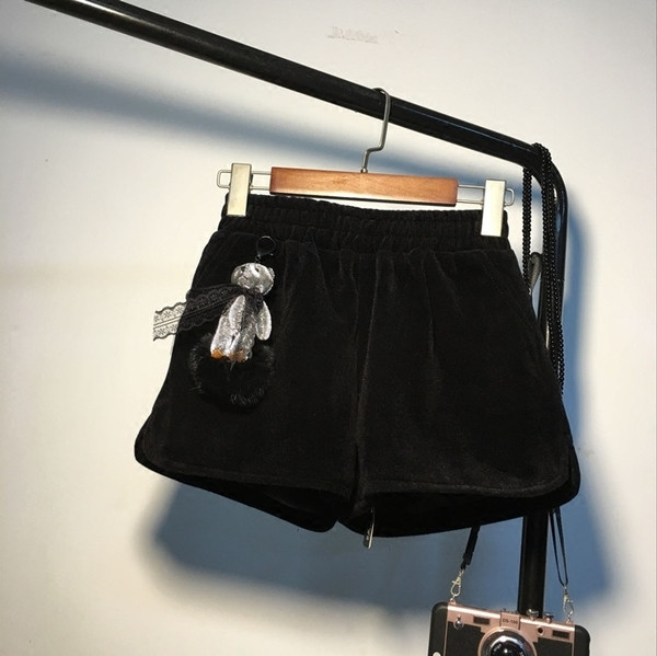 Удобни къси дамски панталони,подходящи за ежедневието с декоративно мече