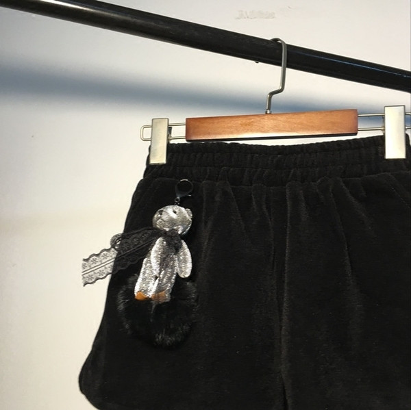 Удобни къси дамски панталони,подходящи за ежедневието с декоративно мече