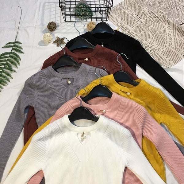 Изчистена дамска блуза от фино плетиво с перла в няколко цвята