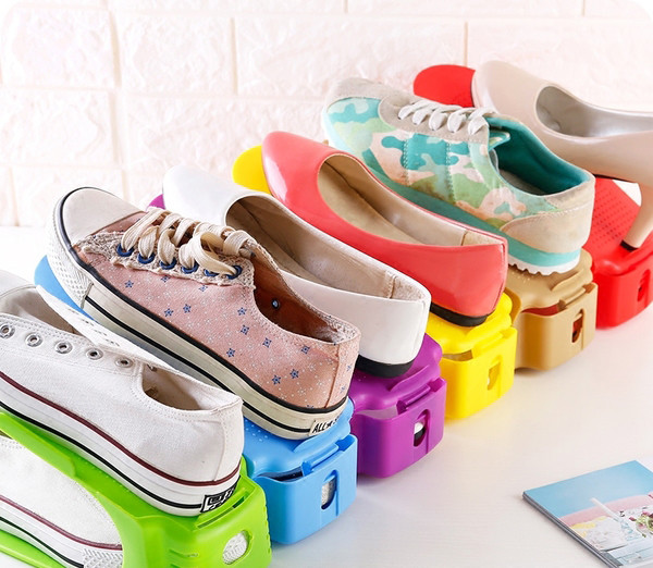 Удобна,пркатична и незаемаща място поставка за обувки