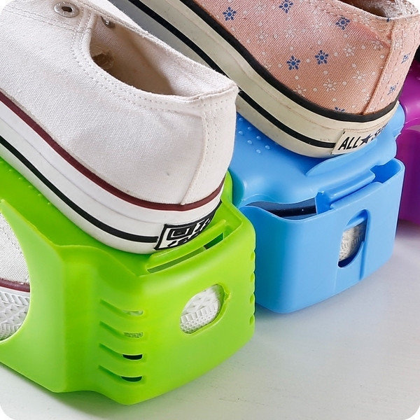 Удобна,пркатична и незаемаща място поставка за обувки