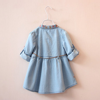 Παιδικό denim φόρεμα με κεντήματα και κολάρο σε σχήμα O