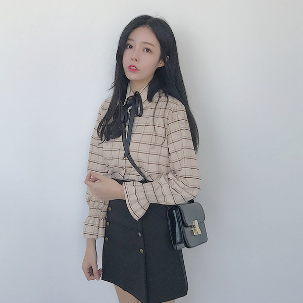 Μοντέρνο γυναικείο πουκάμισο με κολάρο σε σχήμα O και φαρδιά και σγουρά μανίκια