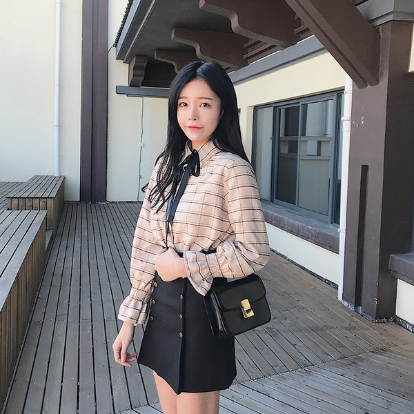 Μοντέρνο γυναικείο πουκάμισο με κολάρο σε σχήμα O και φαρδιά και σγουρά μανίκια