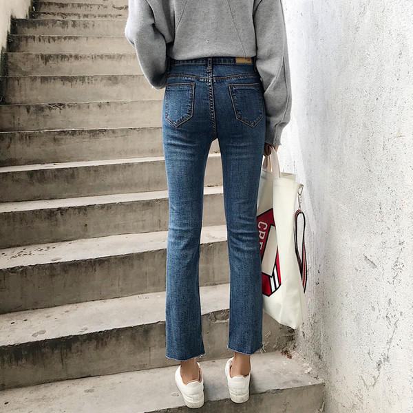 Blugi de dama simpli cu talie inalta intr-o culoare inchisa, potriviti pentru utilizarea de zi cu zi