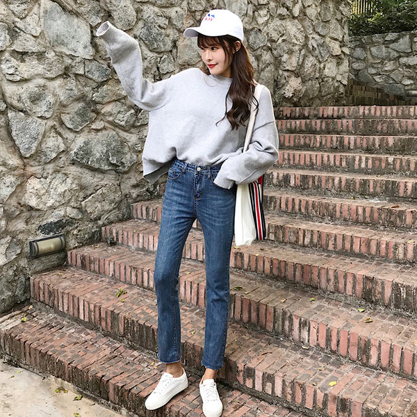 Blugi de dama simpli cu talie inalta intr-o culoare inchisa, potriviti pentru utilizarea de zi cu zi