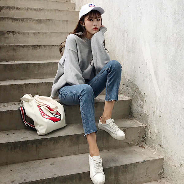 Blugi de dama simpli cu talie inalta intr-o culoare inchisa, potriviti pentru utilizarea de zi cu zi